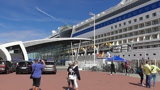 Kreuzfahrer gehen an Bord  Warnemünder Cruise Center [upl. by Canter]