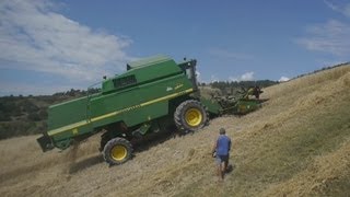 Moisson de lextreme 3 Montee dun mur extreme JOHN DEERE 2258 Hillmaster combine [upl. by Ano]