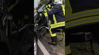 Einsatzkräfte🧑‍🚒 der feuerwehr🚒 mit vereinten Kräften bei hilfeleistung mit HydraulikGerät [upl. by Darcey889]