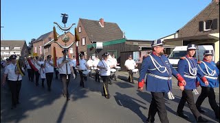 Schützenfest am 27 Mai 2023 in NeussGrefrath Das Regiment auf dem Weg zur Totenehrung [upl. by Lussier]