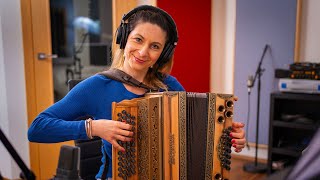 Claudia Hinker spielt „Schönes Wochenende“ auf ihrer Steirischen Harmonika [upl. by Neron]