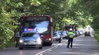 SCHWERER UNFALL IN HILDEN  PKW fuhr vor Baum  Vollsperrung  Feuerwehr Hilden [upl. by Jessa808]