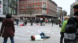 Flashmob Alle vier Sekunden stirbt ein Mensch an Hunger [upl. by Fonville]