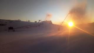 Amanecer en Leitariegos con los cañones de nieve trabajando sin descanso [upl. by Ysus]